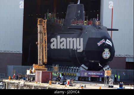 HMS Audacious è portato fuori della nave coperta complesso edilizio a BAE Systems, Burrow-in-Furness. Foto Stock