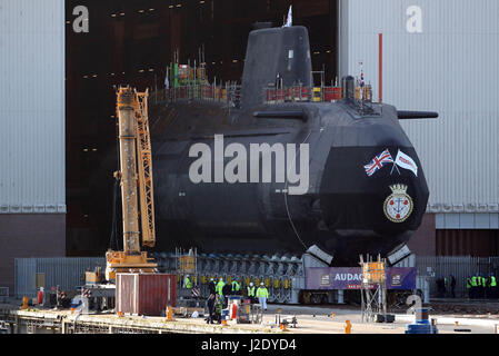 HMS Audacious è portato fuori della nave coperta complesso edilizio a BAE Systems, Burrow-in-Furness. Foto Stock