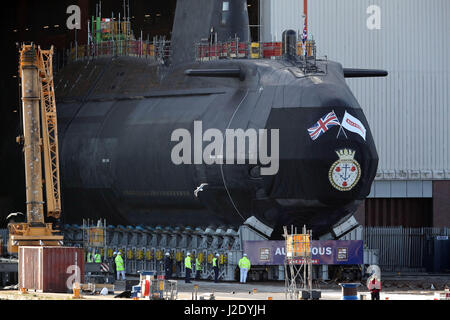 HMS Audacious è portato fuori della nave coperta complesso edilizio a BAE Systems, Burrow-in-Furness. Foto Stock