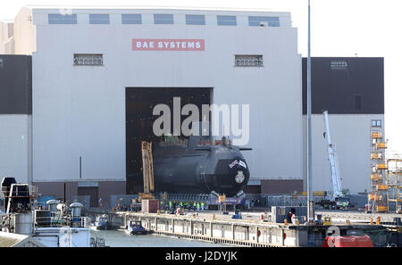 HMS Audacious è portato fuori della nave coperta complesso edilizio a BAE Systems, Burrow-in-Furness. Foto Stock