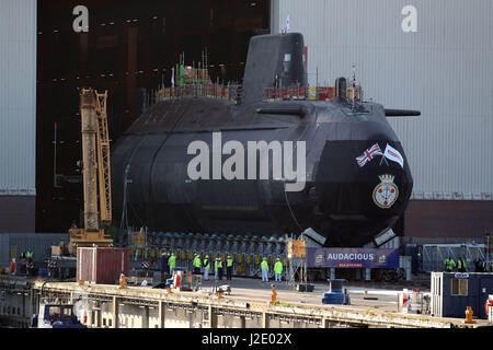 HMS Audacious è portato fuori della nave coperta complesso edilizio a BAE Systems, Burrow-in-Furness. Foto Stock