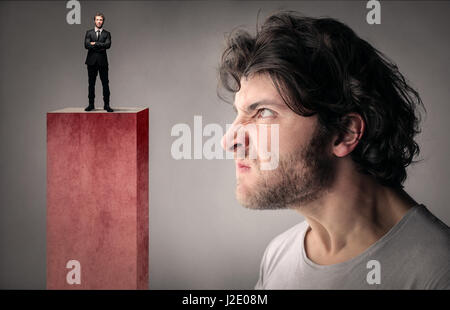 L'uomo essendo pazze al piccolo imprenditore Foto Stock