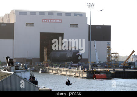 HMS Audacious è portato fuori della nave coperta complesso edilizio a BAE Systems, Burrow-in-Furness. Foto Stock