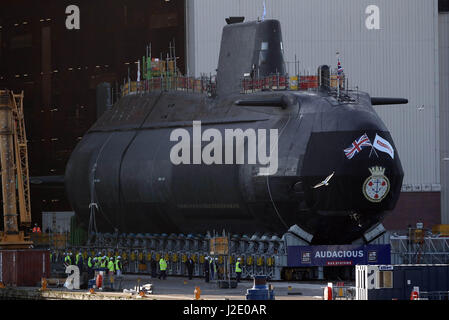 HMS Audacious è portato fuori della nave coperta complesso edilizio a BAE Systems, Burrow-in-Furness. Foto Stock