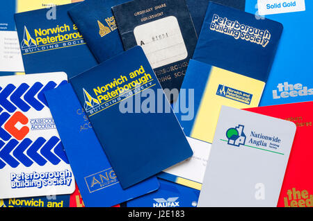 Selezione di costruzione di libretti di risparmio della società da anni settanta agli anni novanta. Foto Stock