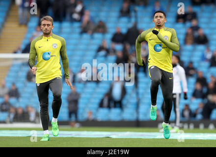 Manchester City's Gabriel Gesù (destra) e Aleix Garcia prima della Premier League al Etihad Stadium e Manchester. Foto Stock