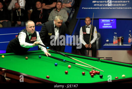 John Higgins durante la sua partita contro Barry Hawkins sul giorno tredici del Betfred Snooker Campionati del mondo al Crucible Theatre, Sheffield. Foto Stock