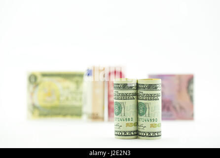 Moneta americana posizionata nella parte anteriore della veduta distante assortiti di valute straniere rispecchia la forza degli investimenti globali in America. Focu selettiva Foto Stock
