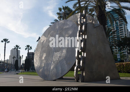 "Rompere le catene " scultura di Melvin Edwards a Martin Luther King Jnr. Passeggiata a San Diego, California Foto Stock