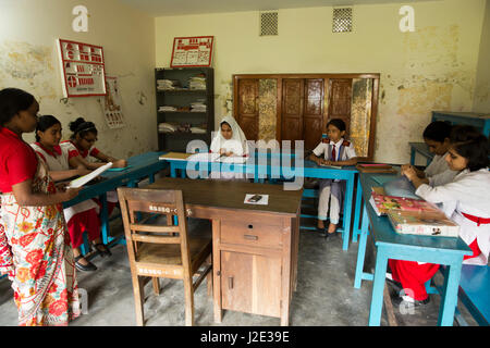 Ipovedenti ragazza gli studenti apprendono in aula con l aiuto di Bangla braille a Battista missione scuola integrata in Mirpur. Dacca, Banglade Foto Stock