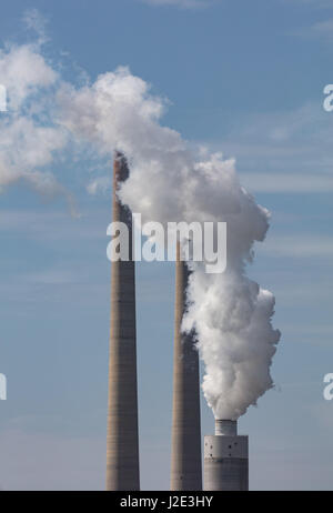 Stack di fumo billowing fumo proveniente da una centrale a carbone Foto Stock
