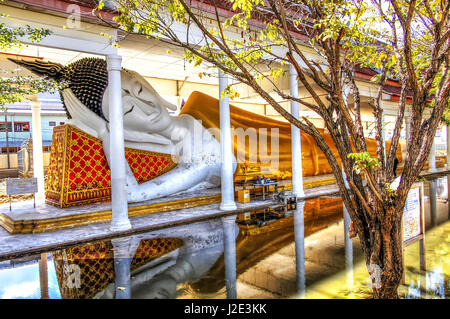 Relining Buddha a un tempio al di fuori di Bangkok, Tailandia. Foto Stock