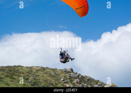 Victor Harbor, South Australia, Australia - 11 Novembre 2016: maschio casuale di parapendio in posa per noi e guardando dritto verso la fotocamera mentre battenti Foto Stock