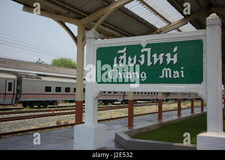 CHIANG MAI, Thailandia - 23 Aprile 2017: Chiangmai Stazione Ferroviaria e autovettura nuova per lo sfondo. Il nome del percorso è Uttaravithi tra Bangkok e C Foto Stock