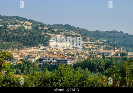 Cityscape, Fossombrone nelle Marche, Italia Foto Stock