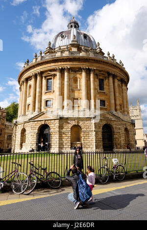 La Radcliffe Camera è un edificio dell'Università di Oxford, Inghilterra da James Gibbs. È parte della biblioteca Bodleian Library Foto Stock