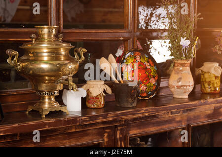 Unico ristorante etnico interno. Design tradizionale. Ucraini in stile rurale e decorazioni. L'Europa, Ucraina Foto Stock