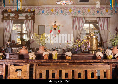 Unico ristorante etnico interno. Design tradizionale. Ucraini in stile rurale e decorazioni. L'Europa, Ucraina Foto Stock