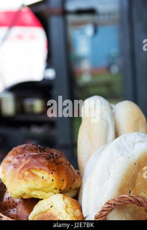 Rotoli di pane su un burger stand al mercato Foto Stock