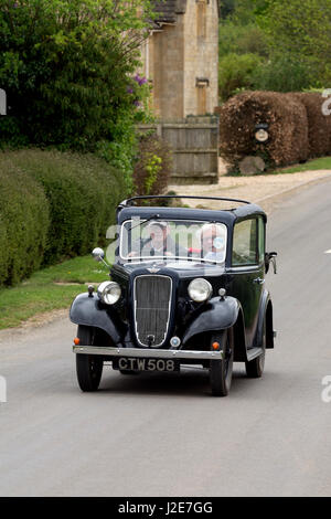 Austin sette auto su una strada di campagna, Gloucestershire, Regno Unito Foto Stock