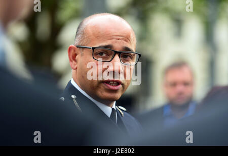 La Metropolitan Police Vice Assistente Commissario Neil Basu parla ai media al di fuori di New Scotland Yard, Londra, dopo una donna nel suo ventenne fu ucciso dalla polizia e quattro persone arrestate durante il terrore incursioni in Londra e Kent. Foto Stock