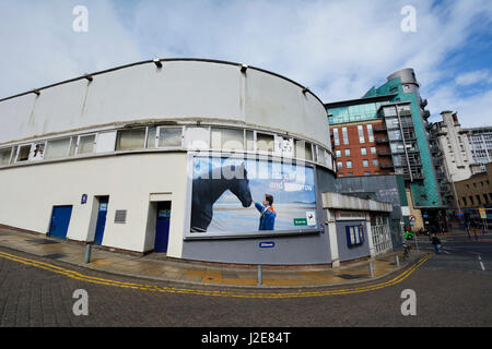 Il Cornerhouse palazzo, una volta un cinema popolare presso la stazione ferroviaria di Oxford Road presi in consegna dagli occupanti abusivi. Foto Stock