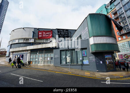 Il Cornerhouse palazzo, una volta un cinema popolare presso la stazione ferroviaria di Oxford Road presi in consegna dagli occupanti abusivi. Foto Stock