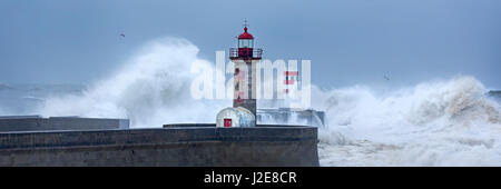 Faro di Porto durante la tempesta, Portogallo Foto Stock