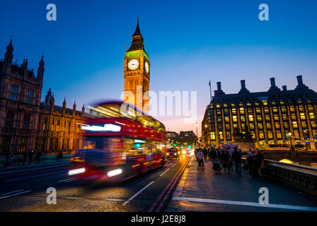 Bus rosso a due piani di fronte al Big Ben, crepuscolo, luce della sera, al tramonto, la Casa del Parlamento, Westminster Bridge Foto Stock