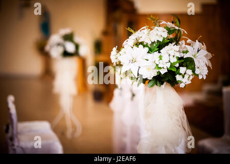 Christian detaill - decorazione della chiesa per matrimoni matrimonio cerimonia. Romantico concetto floreale. Foto Stock