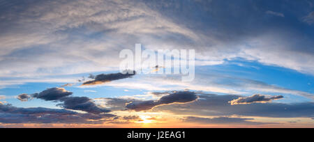 Estate Cielo di tramonto panorama con il vello nuvole. Sera d'estate il buon tempo di sfondo. Foto Stock