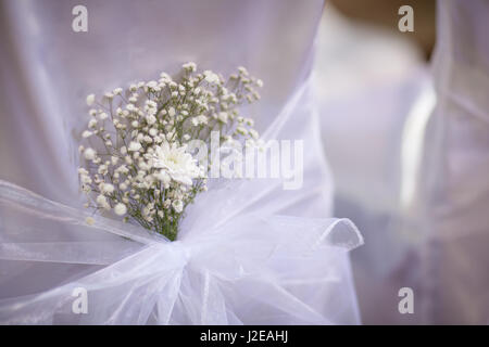 Christian detaill - decorazione della chiesa per matrimoni matrimonio cerimonia. Romantico concetto floreale. Foto Stock