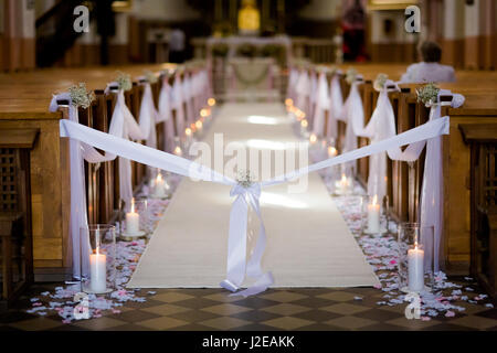 Christian detaill - decorazione della chiesa per matrimoni matrimonio cerimonia. Romantico concetto floreale. Foto Stock