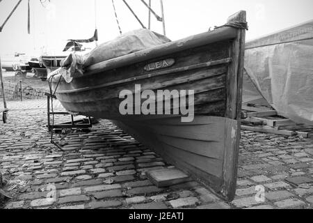 Immagine in bianco e nero di barche in legno in bacino di carenaggio Foto Stock