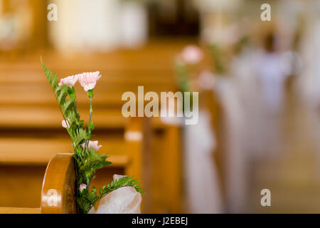 Christian detaill - decorazione della chiesa per matrimoni matrimonio cerimonia. Romantico concetto floreale. Foto Stock