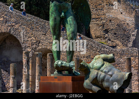 Mitoraj a Pompei. Eccellente display di opere in bronzo soggiorno fino a 1° di maggio nelle aree delle rovine dell antica città romana. Foto Stock