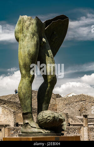 Mitoraj a Pompei. Eccellente display di opere in bronzo soggiorno fino a 1° di maggio nelle aree delle rovine dell antica città romana. Foto Stock