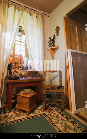 Collectibles visualizzato sul comodino e sedia in camera da letto sul pavimento del piano superiore all'interno di un vecchio Canadiana 1840s fieldstone cottage in stile casa Foto Stock