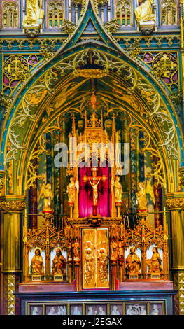 Altare della chiesa in legno figure Crocifisso Angeli De Krijtberg Chiesa Amsterdam Holland Olanda. De Krijtberg può essere la più bella chiesa in Amster Foto Stock