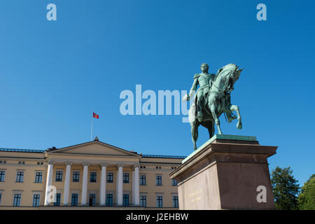 Norvegia, Oslo, Royal Palace (Det Kongelige Slott), 173 camera Royal residence, circa 1824-1848. Statua equestre di Karl Johan, Re di Svezia come Carlo XIV Giovanni. Foto Stock