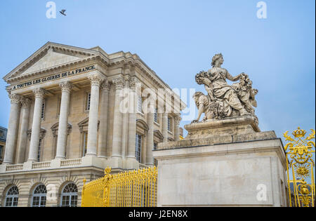 Francia, Ile-de-France, Palazzo di Versailles, scultura allegorica "l'abbondanza" (l'Abondance) da Antoine Coysevox al cancello d'Onore Foto Stock