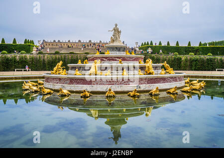 Francia, Ile-de-France, Palazzo di Versailles, nozze-stile torta Latona fontana nei giardini di Versailles Foto Stock