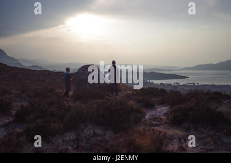 Due donne condividono un tranquillo momento condividono la vista del Loch Torridon, Scozia. Foto Stock