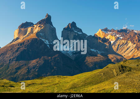 La Andes picchi di montagna del Cuernos del Paine all'interno del parco nazionale di Torres del Paine al tramonto vicino a Puerto Natales, Patagonia, Cile. Foto Stock