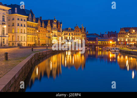 Il centro storico della città di Gand durante il tramonto con la sua architettura medievale e le case delle corporazioni e il fiume Leie, Belgio Foto Stock