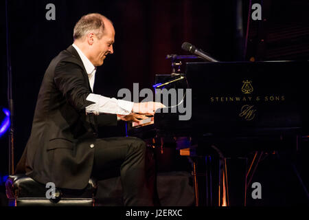 Wetzlar, Germania. Il 26 aprile, 2017. Joja Wendt, Tedesco pianista jazz e animatore da Amburgo, esegue il programma del suo concerto 'Die Kunst des Unmöglichen' (inglese: l'arte di impossibile) a Stadthalle Wetzlar. --- Fotocredit: Christian Lademann Foto Stock