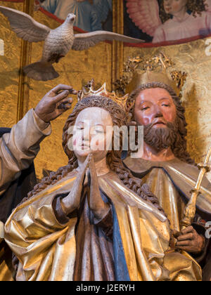 Famoso altare (Maria Kronung altare, Pacheraltar) da carver e artista Michael Pacher nella chiesa di Gries nei pressi di Bolzano. Si tratta di un capolavoro unico creato durante il periodo tardo gotico. Sud Tirolo, Alto Adige, Bolzano (formato di grandi dimensioni disponibili) Foto Stock