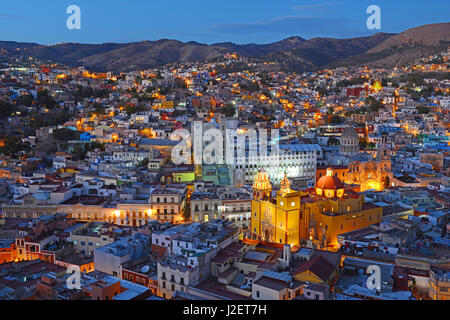 La colorata skyline di Guanajuato città di notte, Messico. Foto Stock