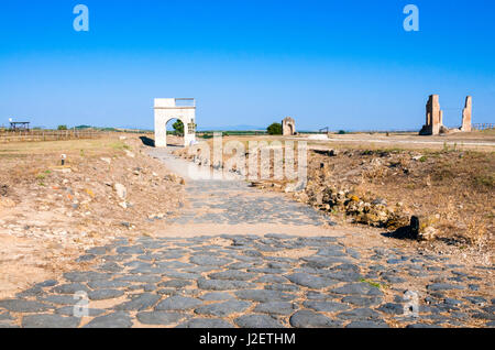 Arco di Publio Sulpicius MundUSA, Decumanus Maximus strada romana, naturalistico Parco Archeologico di Vulci, città etrusca, provincia di Viterbo, Lazio, Italia Foto Stock