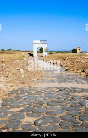 Arco di Publio Sulpicius MundUSA, Decumanus Maximus strada romana, naturalistico Parco Archeologico di Vulci, città etrusca, provincia di Viterbo, Lazio, Italia Foto Stock